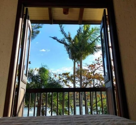 Suíte luxo, vista para a piscina | Vista da sacada. Engenho da Lagoa Pousada