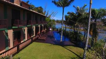 Una piscina al aire libre, sillones reclinables de piscina