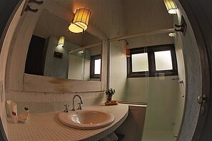 Suite Deluxe, vue piscine | Salle de bain | Douche, douche hydromassante, articles de toilette de luxe