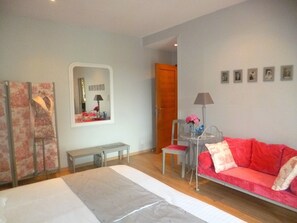 Quarto casal ou duplo, vista para a montanha | Escrivaninha, cortinas blackout, quartos à prova de som