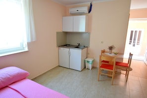 Studio (573) | Private kitchenette | Stovetop, cookware/dishes/utensils