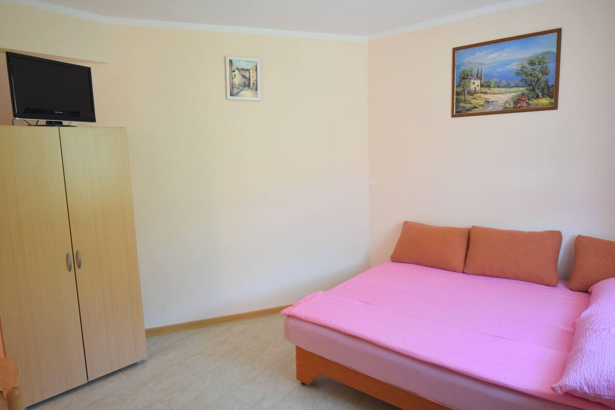 Studio (573)