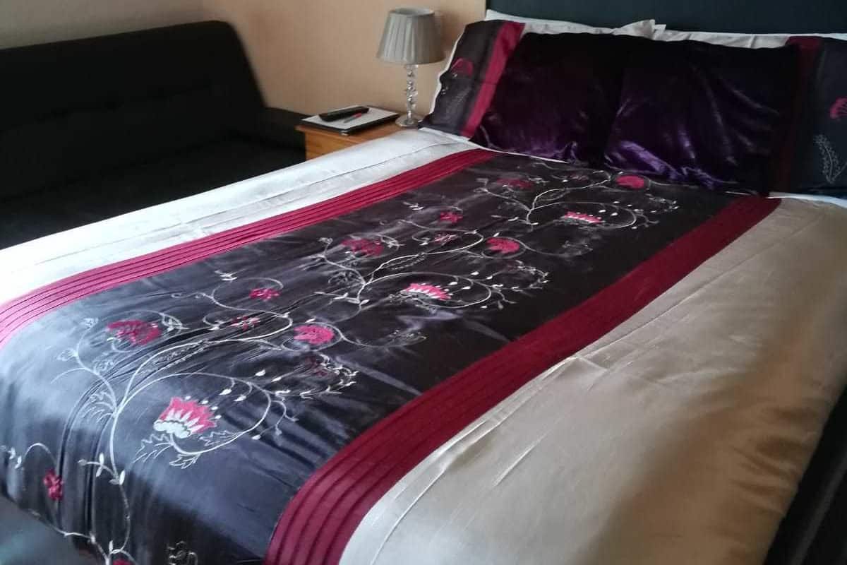 Iron/ironing board, free WiFi, bed sheets