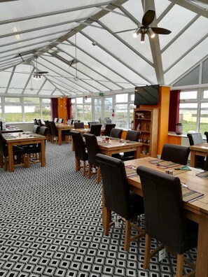 Petit déjeuner complet compris tous les jours