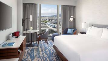 Allergitestet sengetøy, dundyner, safe på rommet og skrivebord