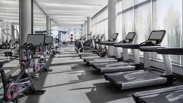 Ein Fitnessstudio mit Laufbändern, Ergometer und Crosstrainern.