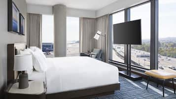 Suite, 1 King Bed, Corner | Hypo-allergenic bedding, down comforters, in-room safe, desk