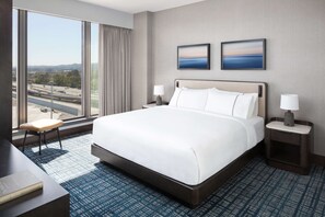 Hypo-allergenic bedding, down comforters, in-room safe, desk - Grand Hyatt at SFO (San Francisco)