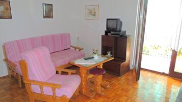 Apartment, 1 Schlafzimmer, Balkon (74-103) | Wohnzimmer | Fernseher