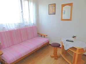 Appartement, 1 chambre (73-102) | Salle de séjour | Téléviseur