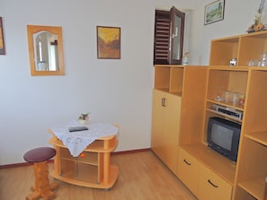 Appartement, 1 chambre (73-102) | Salle de séjour | Téléviseur