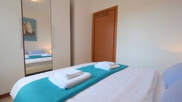 Apartment, 2 Bedrooms | 2 bedrooms, cribs/infant beds, free WiFi, bed sheets