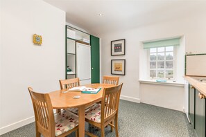 Småhus | Eget kjøkken | Kjøleskap, mikrobølgeovn, ovn og oppvaskmaskin