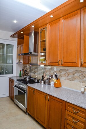 冷蔵庫、電子レンジ、調理器具と食器