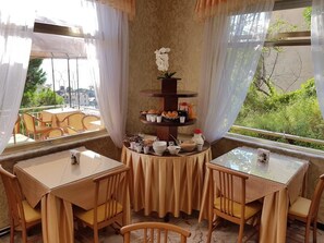 Free daily buffet breakfast