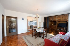 Apartment, 2 Bedrooms, Non Smoking (619) | Living room