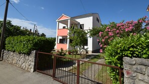 Exterior - Apartments Petrovic (Malinska-Dubasnica)