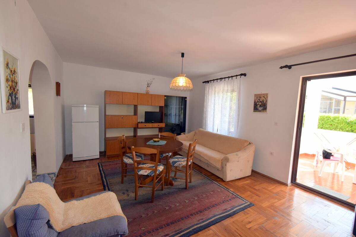 Standard Apartment, 2 Bedrooms, Non Smoking (618) | Living room