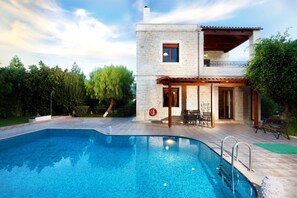 Front of property - disCrete Villa Loutra (Rethymno)