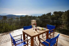 Villa | Balcony - disCrete Villa Triopetra (Agios Vasileios)