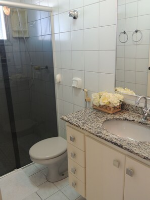 Apartamento 402 | Bathroom - Praia das Dunas Apartamento Aconchegante 2 Quartos (Cabo Frio)