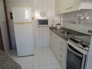 Apartamento 402 | Cozinha privada | Geladeira grande, micro-ondas, fogão, cooktop