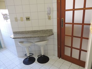 大型雪櫃/冰箱、微波爐、焗爐、爐具