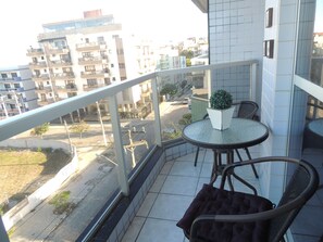 Apartamento 402 | Balcony - Praia das Dunas Apartamento Aconchegante 2 Quartos (Cabo Frio)