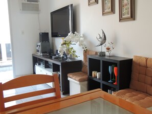 Apartamento 402 | Salle de séjour | Téléviseur à écran plat