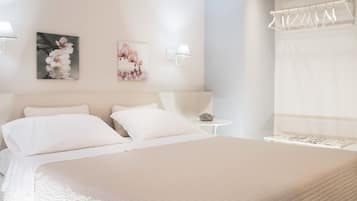 Habitación Confort con 1 cama matrimonial o 2 individuales, 1 cama King size, para no fumadores | Edredón, decoración personalizada, cortinas blackout y insonorización