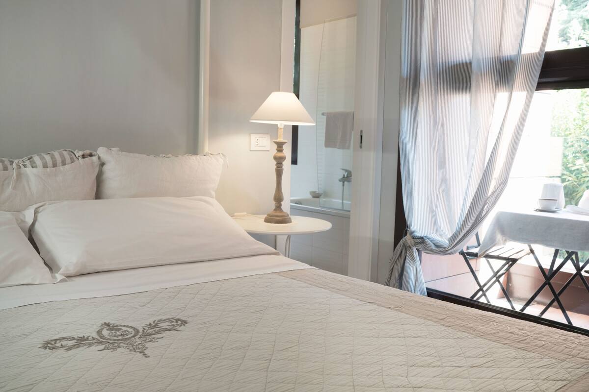 Chambre Deluxe double, 1 grand lit, non-fumeur | Couette en duvet, rideaux d’obscurcissement, système d’insonorisation