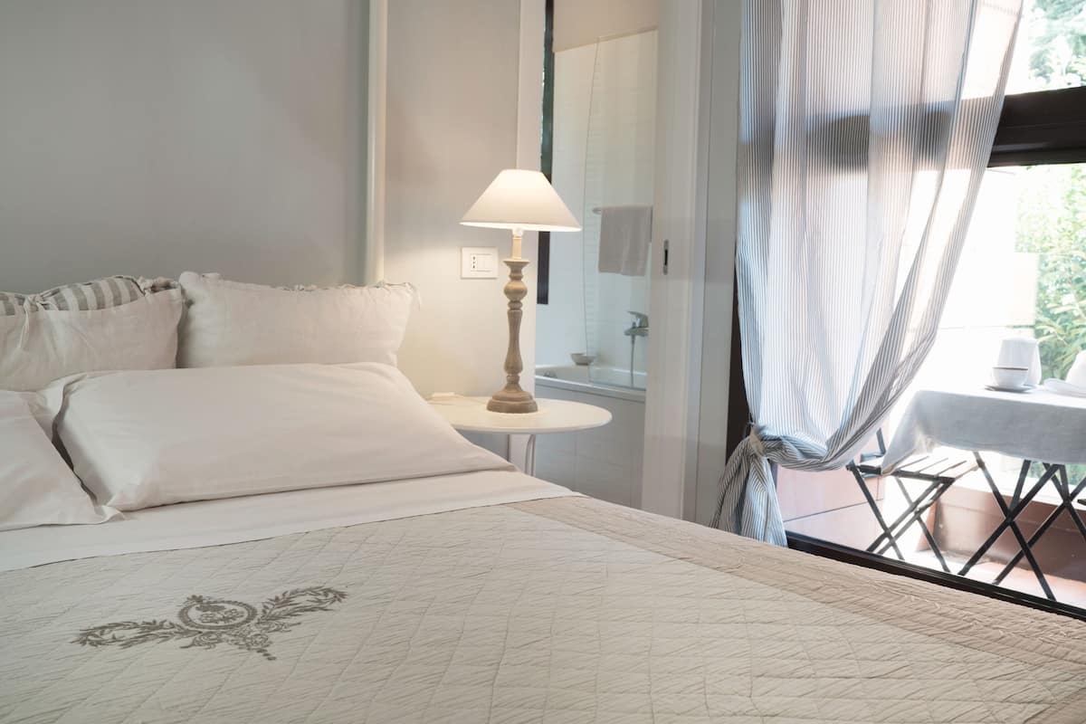 Habitación doble Deluxe, 1 cama Queen size, para no fumadores | Edredón, decoración personalizada, cortinas blackout y insonorización