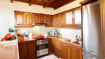 Villa | Cocina privada | Refrigerador con congelador, microondas y parrilla de estufa