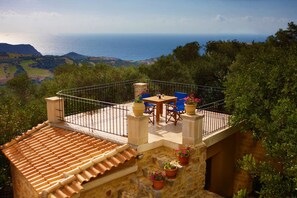 Terrace/patio - Villa Louisa (Agios Vasileios)