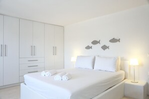 Deluxe Studio Suite, 1 Queen Bed, Sea View