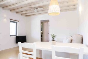 Deluxe-hus - 2 soveværelser | Opholdsområde | 43-tommers smart-tv med satellitkanaler, tv, Netflix