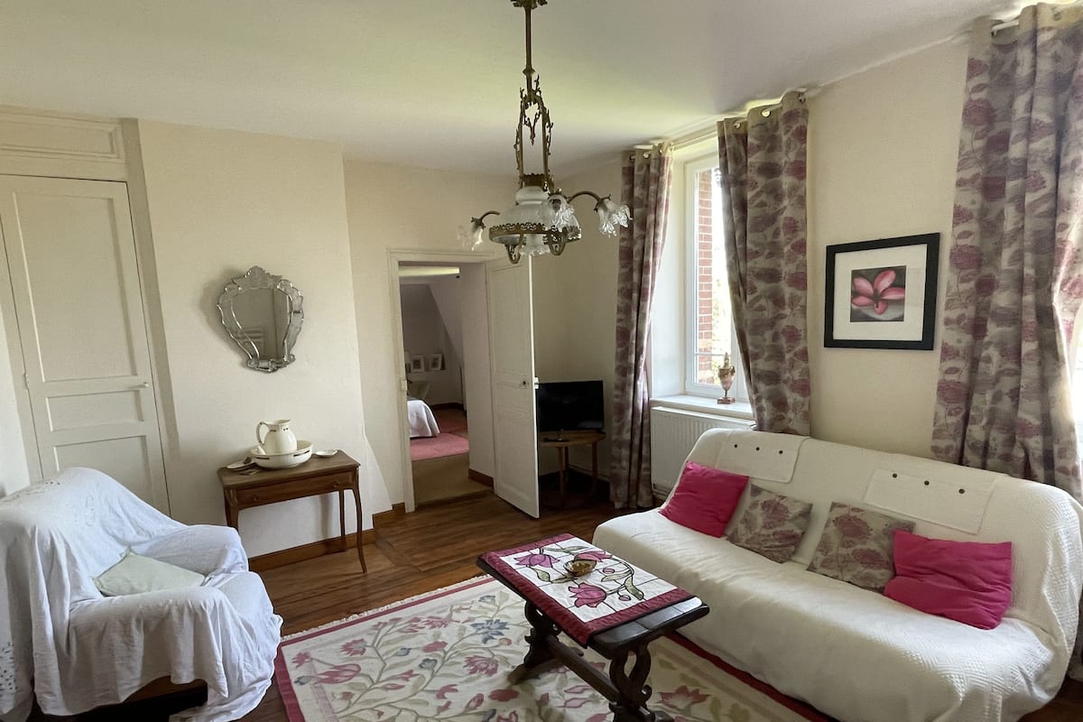 Suite | Free WiFi, bed sheets