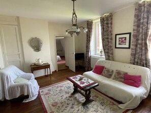 Suite | Free WiFi, bed sheets