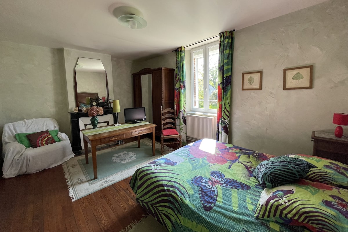 Green Double Room | Free WiFi, bed sheets