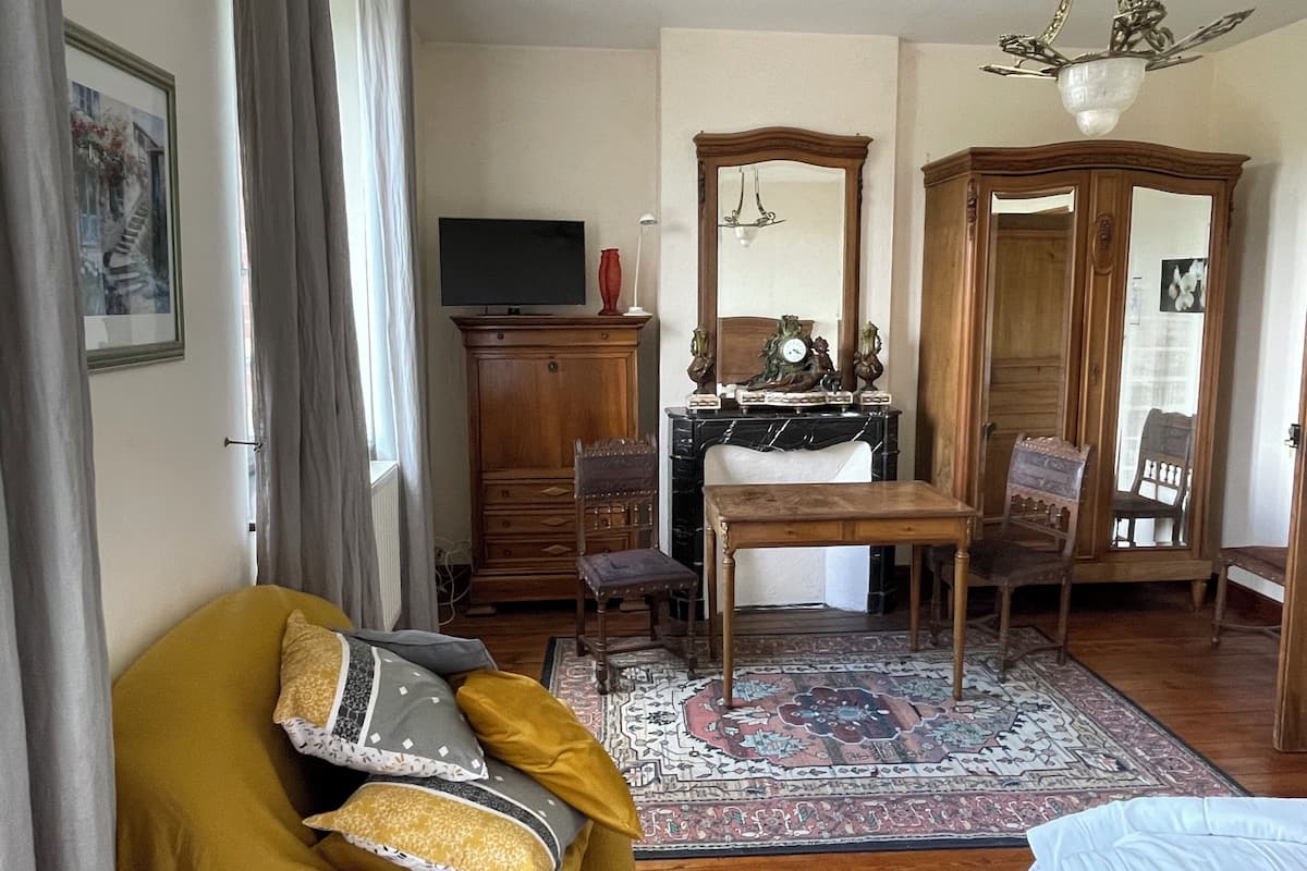 Yellow Double Room | Free WiFi, bed sheets