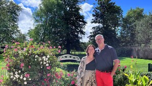 A garden with a white bridge, potted plants, and a tiled patio. - Chambres d’hôtes d'Origny-en-Thierache (Origny-en-Thierache)