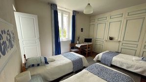 A bedroom with three beds, a desk with a computer, a chair, and a window with curtains. - Chambres d’hôtes d'Origny-en-Thierache (Origny-en-Thierache)
