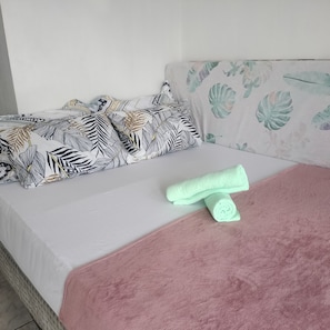 Studio, 1 Queen Bed, Mountain View | Free WiFi, bed sheets