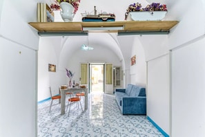Apartamento | Zona de estar | Una televisión de pantalla plana