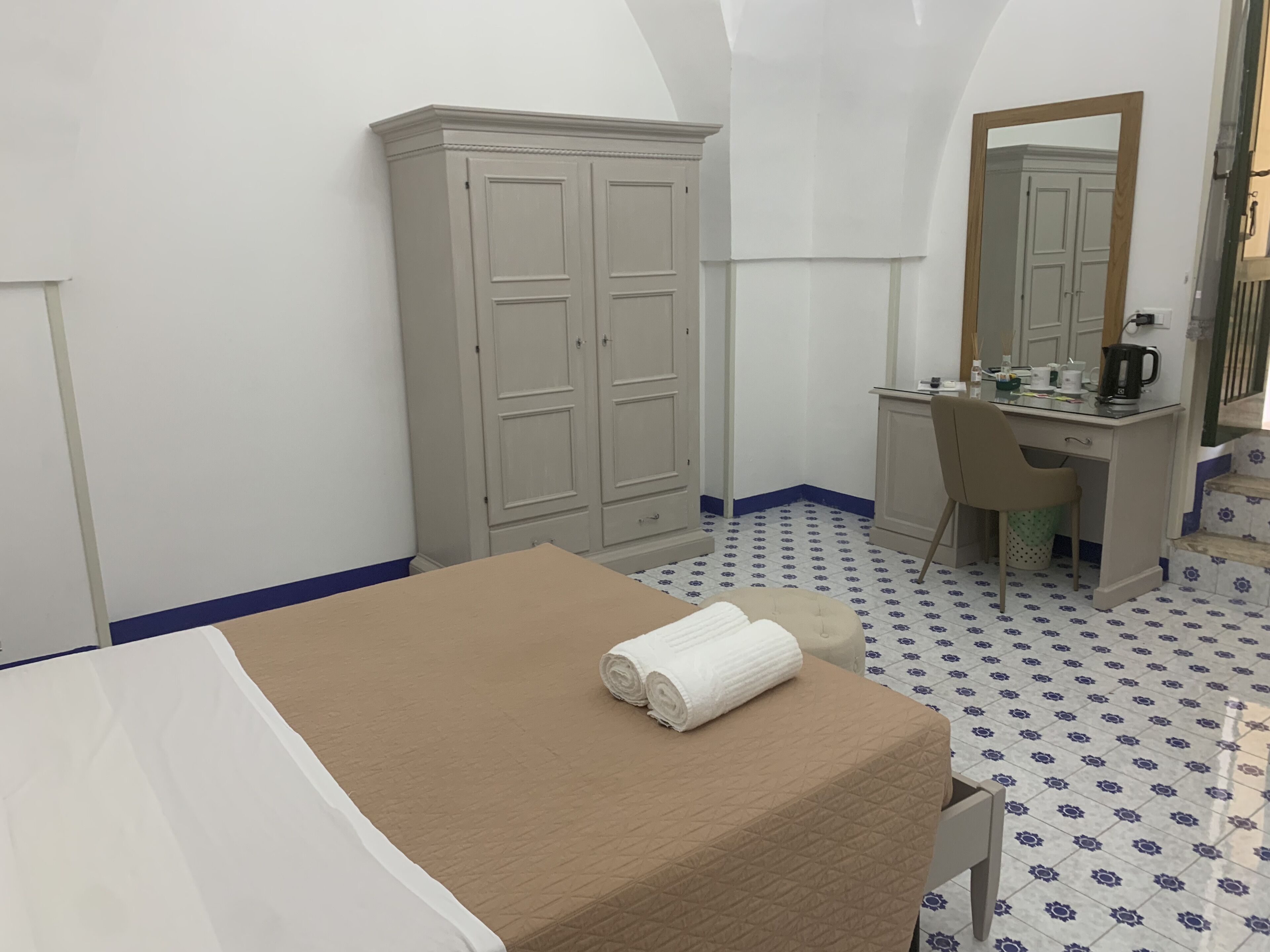 标准房, 1 张大床, 无烟房 | 客房内保险箱、办公桌、遮光窗帘、隔音