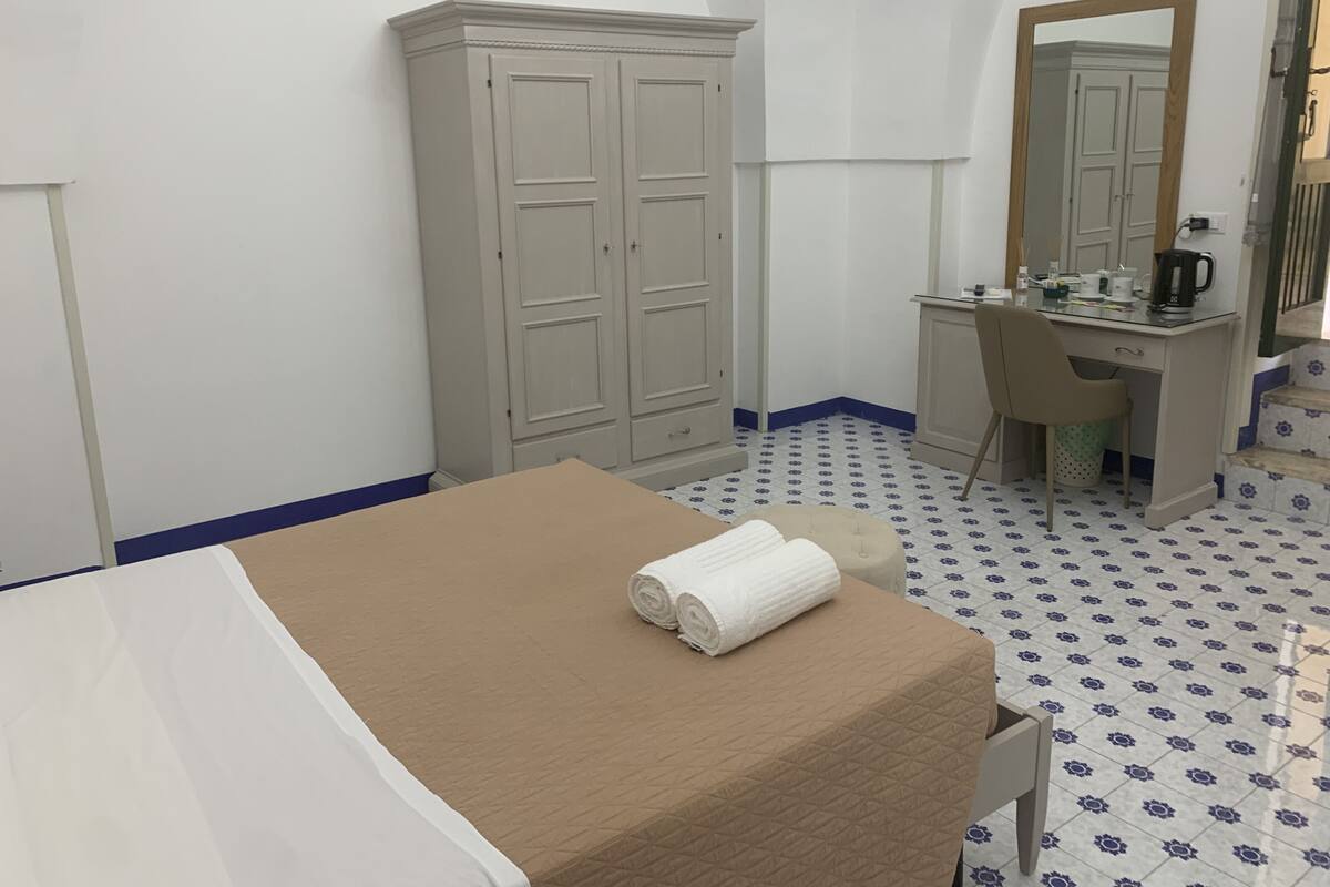 Standardrum - 1 queensize-säng - icke-rökare | 1 sovrum, värdeförvaringsskåp på rummet och skrivbord