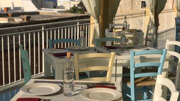 Colazione continentale, servita tutte le mattine (5 EUR a persona)