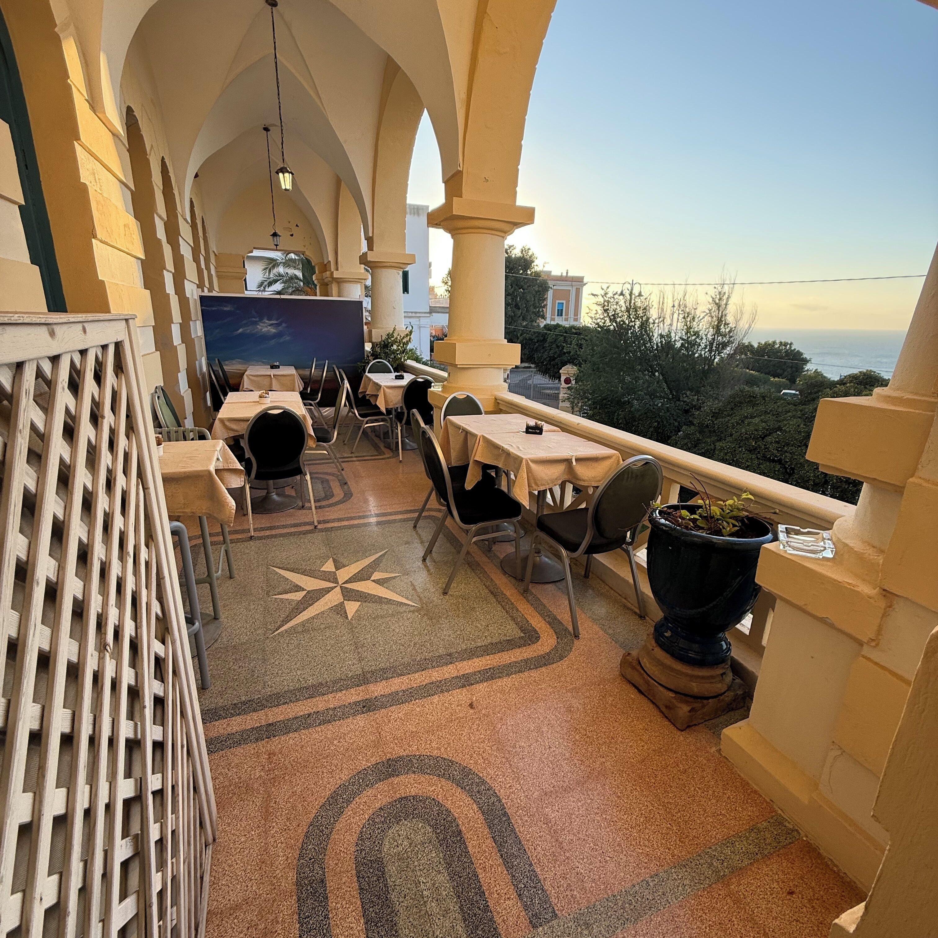 Café da manhã continental todos os dias (EUR 5 por pessoa) 