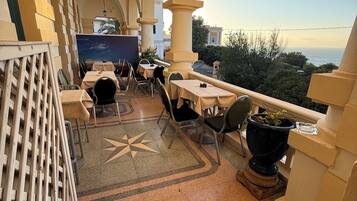 Dagelijks continentaal ontbijt (EUR 5 per persoon)