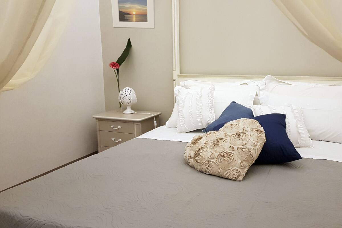 Habitación superior, 1 cama de matrimonio, no fumadores | Caja fuerte, escritorio, cortinas opacas y sistema de insonorización